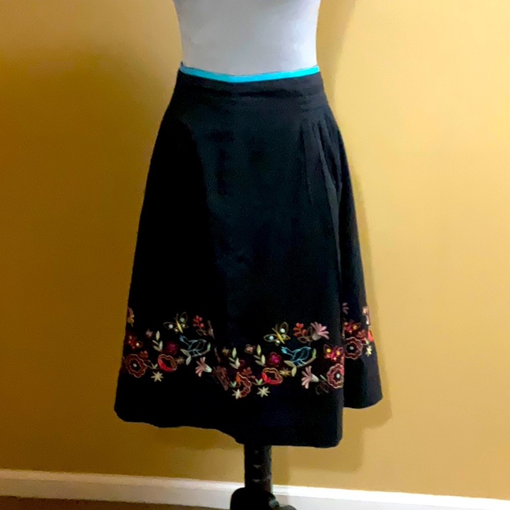 Beautiful skirt by Rafaela, size 10, 100% cotton. 25” from waist to bottom.